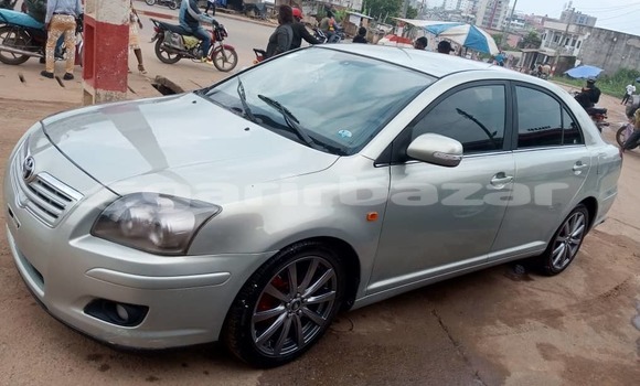 Sayi Imported Toyota Avensis Azurfa Mota in Douala a Ƙasar Kamaru Sayi Imported Toyota Avensis Azurfa Mota in Douala a Ƙasar Kamaru