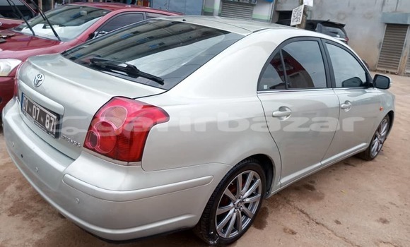 Sayi Imported Toyota Avensis Azurfa Mota in Douala a Ƙasar Kamaru Sayi Imported Toyota Avensis Azurfa Mota in Douala a Ƙasar Kamaru