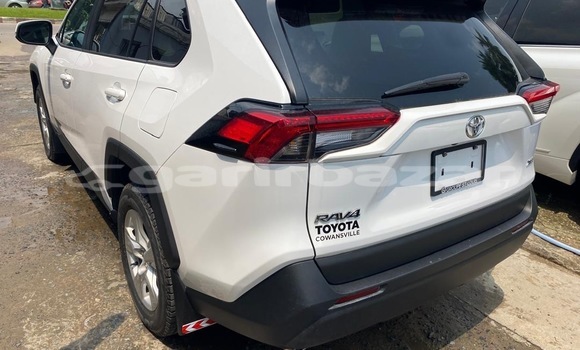 Sayi Sabo Toyota RAV4 White Mota in Douala a Ƙasar Kamaru