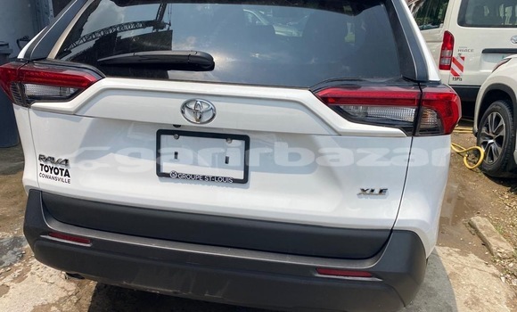 Sayi Sabo Toyota RAV4 White Mota in Douala a Ƙasar Kamaru Sayi Sabo Toyota RAV4 White Mota in Douala a Ƙasar Kamaru