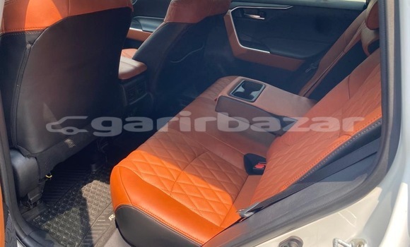 Sayi Sabo Toyota RAV4 White Mota in Douala a Ƙasar Kamaru Sayi Sabo Toyota RAV4 White Mota in Douala a Ƙasar Kamaru