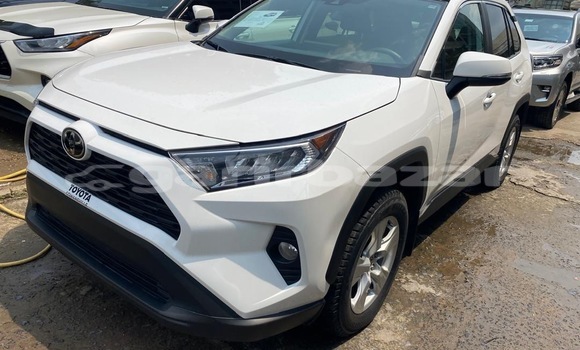 Sayi Sabo Toyota RAV4 White Mota in Douala a Ƙasar Kamaru Sayi Sabo Toyota RAV4 White Mota in Douala a Ƙasar Kamaru