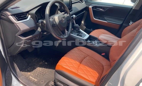 Sayi Sabo Toyota RAV4 White Mota in Douala a Ƙasar Kamaru Sayi Sabo Toyota RAV4 White Mota in Douala a Ƙasar Kamaru