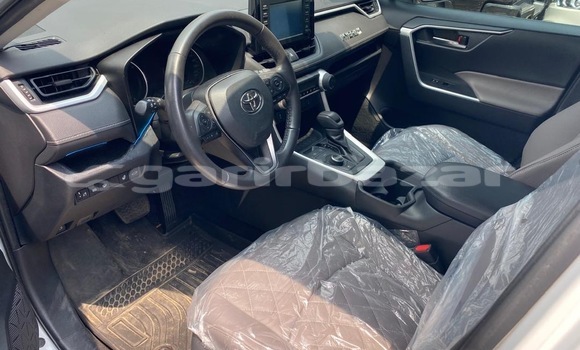 Sayi Sabo Toyota RAV4 White Mota in Douala a Ƙasar Kamaru Sayi Sabo Toyota RAV4 White Mota in Douala a Ƙasar Kamaru