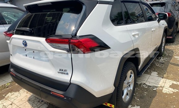 Sayi Sabo Toyota RAV4 White Mota in Douala a Ƙasar Kamaru Sayi Sabo Toyota RAV4 White Mota in Douala a Ƙasar Kamaru