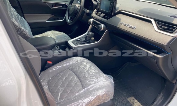 Sayi Sabo Toyota RAV4 White Mota in Douala a Ƙasar Kamaru Sayi Sabo Toyota RAV4 White Mota in Douala a Ƙasar Kamaru