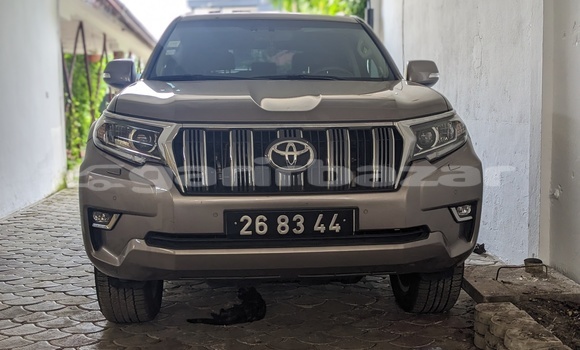 Sayi Sabo Toyota Prado Azurfa Mota in Douala a Ƙasar Kamaru