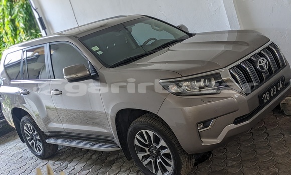 Sayi Sabo Toyota Prado Azurfa Mota in Douala a Ƙasar Kamaru Sayi Sabo Toyota Prado Azurfa Mota in Douala a Ƙasar Kamaru