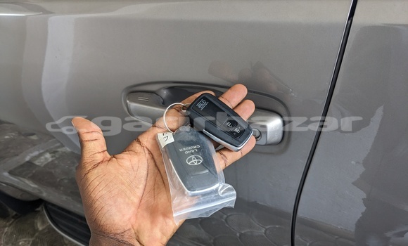 Sayi Sabo Toyota Prado Azurfa Mota in Douala a Ƙasar Kamaru Sayi Sabo Toyota Prado Azurfa Mota in Douala a Ƙasar Kamaru