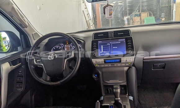 Sayi Sabo Toyota Prado Azurfa Mota in Douala a Ƙasar Kamaru Sayi Sabo Toyota Prado Azurfa Mota in Douala a Ƙasar Kamaru