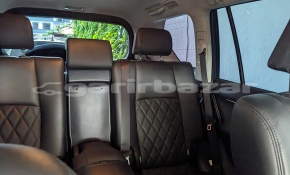 Sayi Sabo Toyota Prado Azurfa Mota in Douala a Ƙasar Kamaru Sayi Sabo Toyota Prado Azurfa Mota in Douala a Ƙasar Kamaru