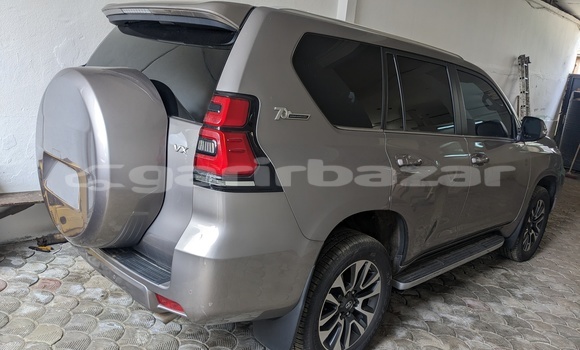 Sayi Sabo Toyota Prado Azurfa Mota in Douala a Ƙasar Kamaru Sayi Sabo Toyota Prado Azurfa Mota in Douala a Ƙasar Kamaru