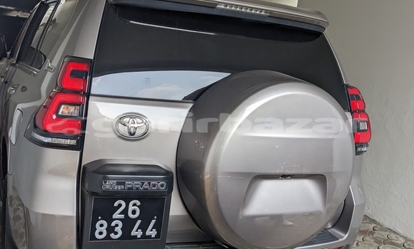 Sayi Sabo Toyota Prado Azurfa Mota in Douala a Ƙasar Kamaru Sayi Sabo Toyota Prado Azurfa Mota in Douala a Ƙasar Kamaru