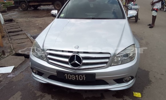 Sayi Na hannu Mercedes‒Benz C-klasse Azurfa Mota in Douala a Ƙasar Kamaru Sayi Na hannu Mercedes‒Benz C-klasse Azurfa Mota in Douala a Ƙasar Kamaru
