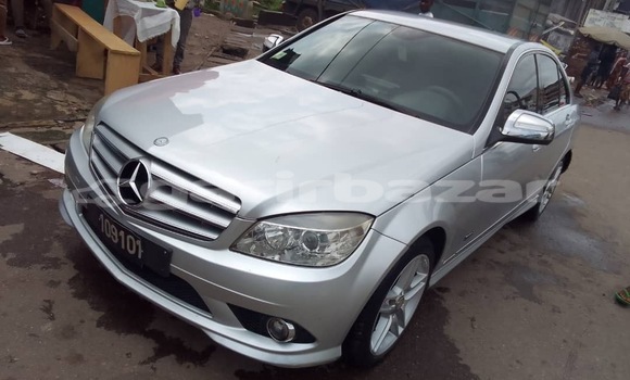 Sayi Na hannu Mercedes‒Benz C-klasse Azurfa Mota in Douala a Ƙasar Kamaru Sayi Na hannu Mercedes‒Benz C-klasse Azurfa Mota in Douala a Ƙasar Kamaru