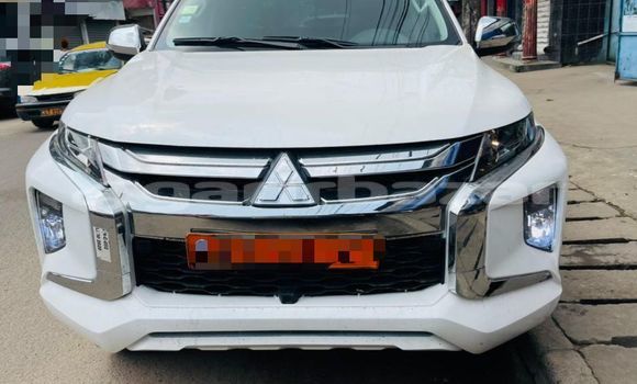 Sayi Na hannu Mitsubishi L200 White Mota in Douala a Ƙasar Kamaru