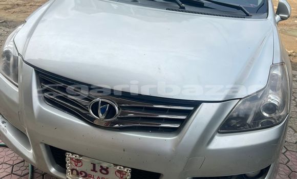 Sayi Imported Toyota Blade Azurfa Mota in Douala a Ƙasar Kamaru