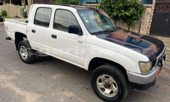 Sayi Na hannu Toyota Hilux White Mota in Douala a Ƙasar Kamaru