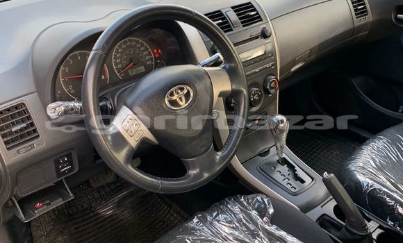 Sayi Imported Toyota Corolla Azurfa Mota in Douala a Ƙasar Kamaru Sayi Imported Toyota Corolla Azurfa Mota in Douala a Ƙasar Kamaru