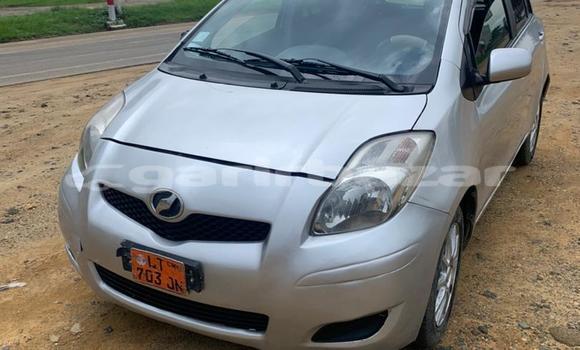 Sayi Na hannu Toyota Vitz White Mota in Douala a Ƙasar Kamaru