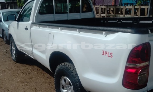 Sayi Na hannu Toyota Pickup White Mota in Douala a Ƙasar Kamaru
