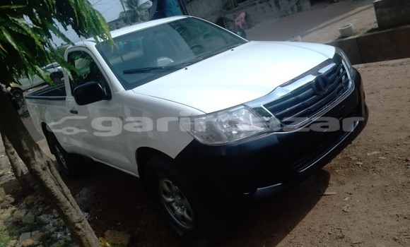 Sayi Na hannu Toyota Pickup White Mota in Douala a Ƙasar Kamaru Sayi Na hannu Toyota Pickup White Mota in Douala a Ƙasar Kamaru