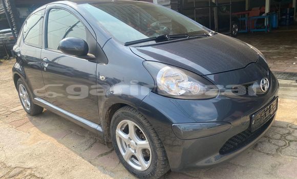 Sayi Imported Toyota Aygo Azurfa Mota in Douala a Ƙasar Kamaru