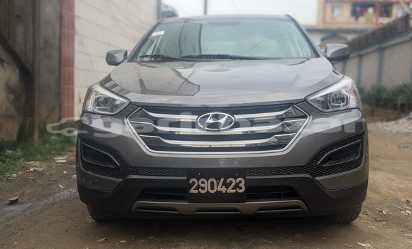 Sayi Sabo Hyundai Santa Fe Azurfa Mota in Douala a Ƙasar Kamaru