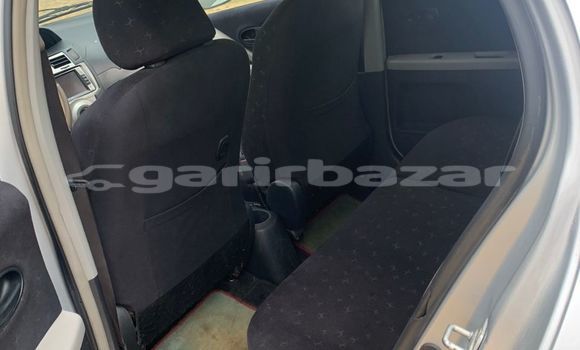 Sayi Na hannu Toyota Vitz Azurfa Mota in Douala a Ƙasar Kamaru Sayi Na hannu Toyota Vitz Azurfa Mota in Douala a Ƙasar Kamaru