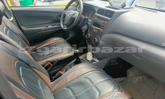 Sayi Na hannu Toyota Avanza Azurfa Mota in Douala a Ƙasar Kamaru Sayi Na hannu Toyota Avanza Azurfa Mota in Douala a Ƙasar Kamaru