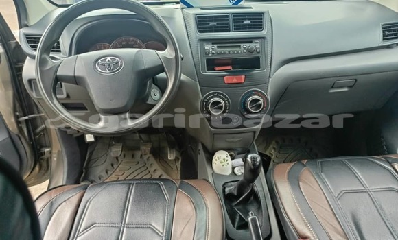 Sayi Na hannu Toyota Avanza Azurfa Mota in Douala a Ƙasar Kamaru Sayi Na hannu Toyota Avanza Azurfa Mota in Douala a Ƙasar Kamaru