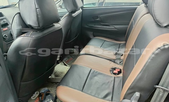 Sayi Na hannu Toyota Avanza Azurfa Mota in Douala a Ƙasar Kamaru Sayi Na hannu Toyota Avanza Azurfa Mota in Douala a Ƙasar Kamaru