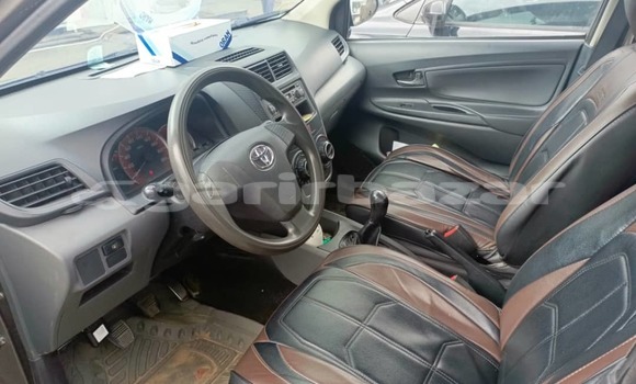 Sayi Na hannu Toyota Avanza Azurfa Mota in Douala a Ƙasar Kamaru Sayi Na hannu Toyota Avanza Azurfa Mota in Douala a Ƙasar Kamaru