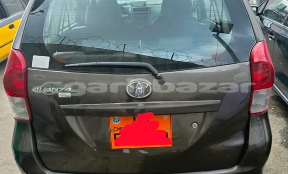 Sayi Na hannu Toyota Avanza Azurfa Mota in Douala a Ƙasar Kamaru Sayi Na hannu Toyota Avanza Azurfa Mota in Douala a Ƙasar Kamaru