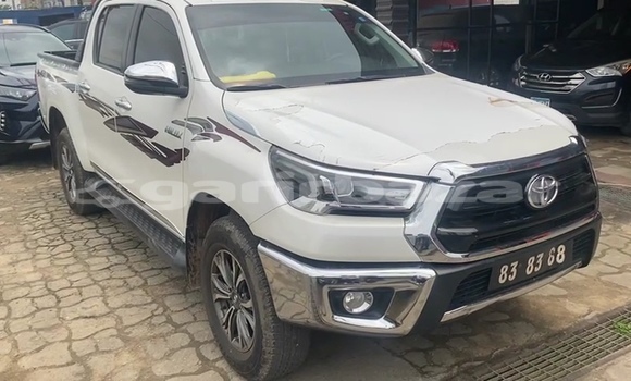 Sayi Sabo Toyota Hilux White Mota in Douala a Ƙasar Kamaru Sayi Sabo Toyota Hilux White Mota in Douala a Ƙasar Kamaru