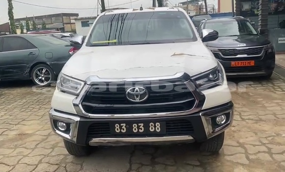 Sayi Sabo Toyota Hilux White Mota in Douala a Ƙasar Kamaru Sayi Sabo Toyota Hilux White Mota in Douala a Ƙasar Kamaru