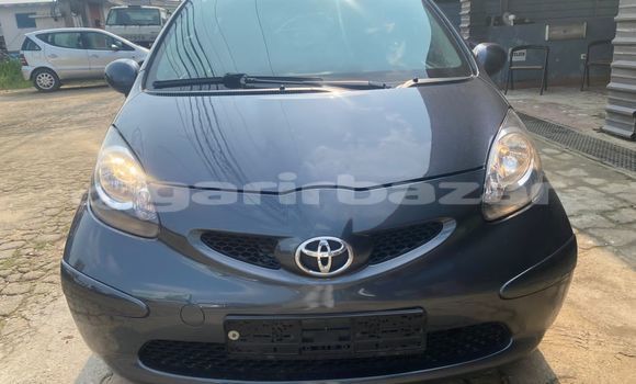 Sayi Na hannu Toyota Aygo Black Mota in Douala a Ƙasar Kamaru