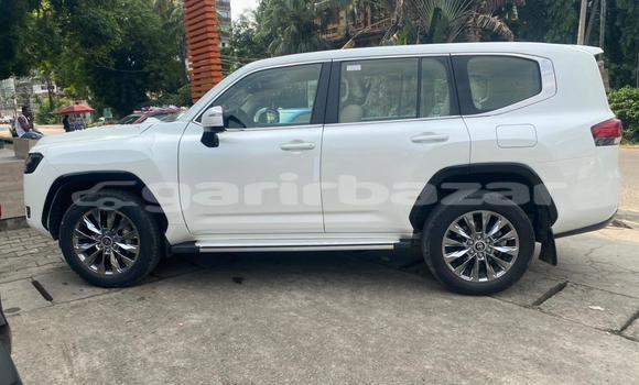 Sayi Imported Toyota Land Cruiser White Mota in Douala a Ƙasar Kamaru Sayi Imported Toyota Land Cruiser White Mota in Douala a Ƙasar Kamaru