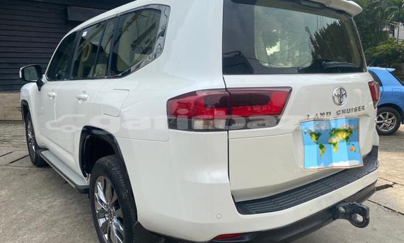 Sayi Imported Toyota Land Cruiser White Mota in Douala a Ƙasar Kamaru Sayi Imported Toyota Land Cruiser White Mota in Douala a Ƙasar Kamaru