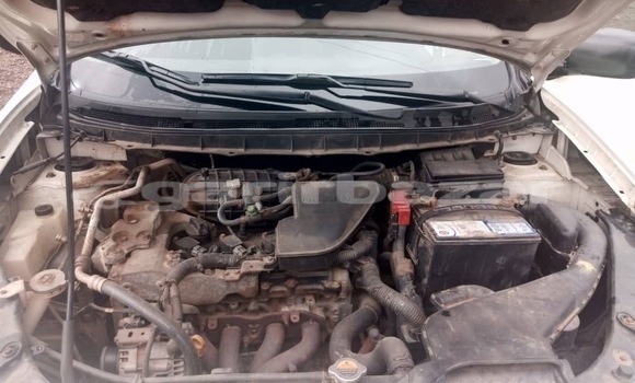 Sayi Na hannu Nissan Rogue White Mota in Douala a Ƙasar Kamaru Sayi Na hannu Nissan Rogue White Mota in Douala a Ƙasar Kamaru