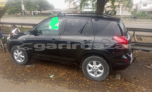 Sayi Na hannu Toyota RAV4 Black Mota in Douala a Ƙasar Kamaru