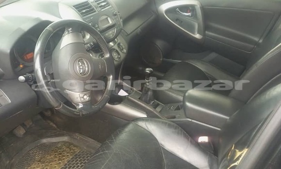 Sayi Na hannu Toyota RAV4 Black Mota in Douala a Ƙasar Kamaru Sayi Na hannu Toyota RAV4 Black Mota in Douala a Ƙasar Kamaru
