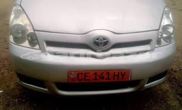 Sayi Sabo Toyota Corolla Verso Azurfa Mota in Douala a Ƙasar Kamaru