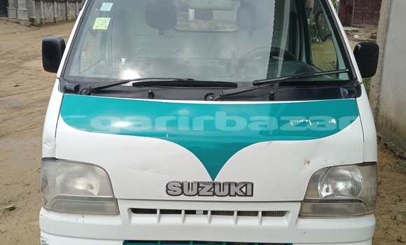 Sayi Na hannu Suzuki Carry White Mota in Douala a Ƙasar Kamaru
