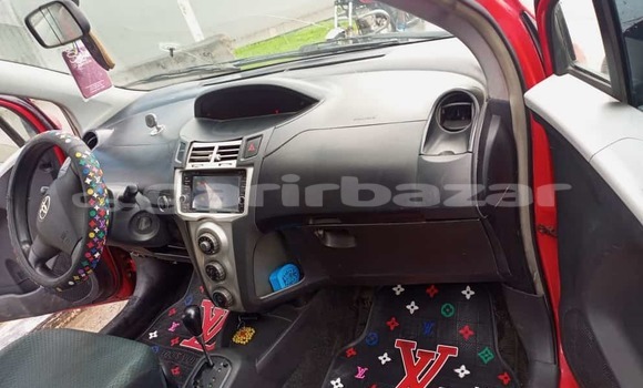 Sayi Na hannu Toyota Vitz Red Mota in Douala a Ƙasar Kamaru