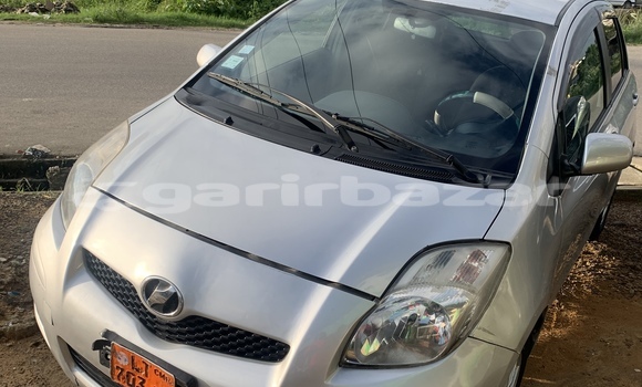 Sayi Na hannu Toyota Vitz Azurfa Mota in Douala a Ƙasar Kamaru
