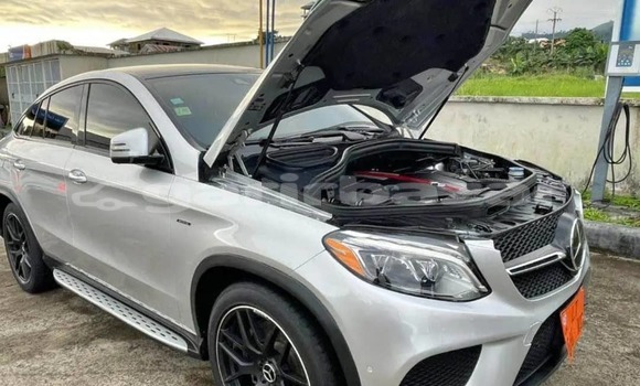 Sayi Na hannu Mercedes Viano Azurfa Mota in Douala a Ƙasar Kamaru