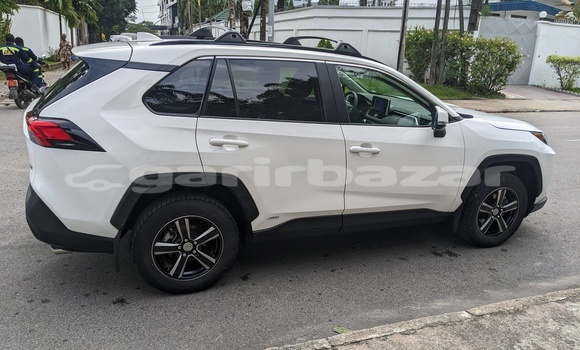 Sayi Sabo Toyota RAV4 White Mota in Douala a Ƙasar Kamaru Sayi Sabo Toyota RAV4 White Mota in Douala a Ƙasar Kamaru