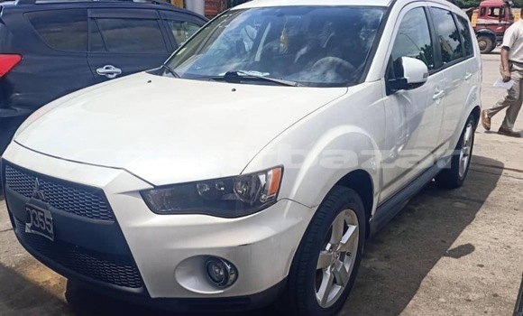 Buy New Mitsubishi Outlander White Car in Douala in Littoral Cameroon