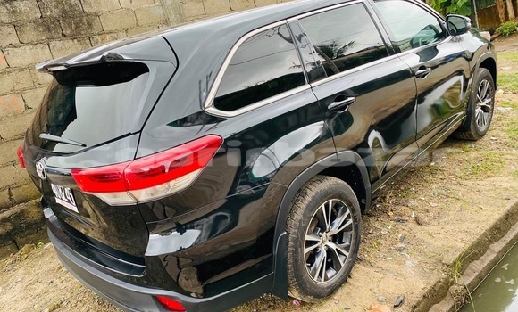 Sayi Na hannu Toyota Highlander Black Mota in Douala a Ƙasar Kamaru